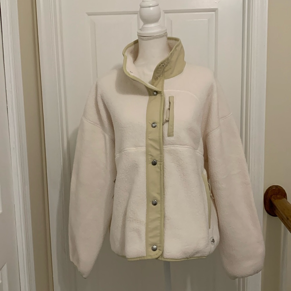 North Face  NWOT button down fleece cream jacket women’s size XL. Brand new!